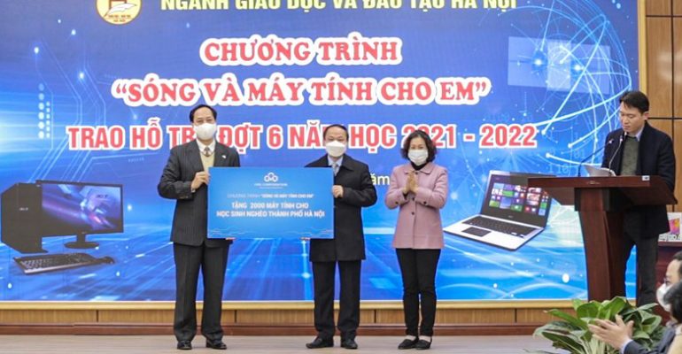 CMC tặng 2.000 máy tính bảng kèm giải pháp học tập mobiEdu cho học sinh khó khăn