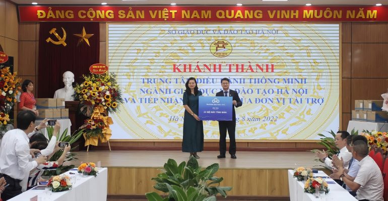 đánh phỏm
 trao tặng 20 máy tính bàn tại Lễ khánh thành Trung tâm điều hành giáo dục thông minh thành phố Hà Nội