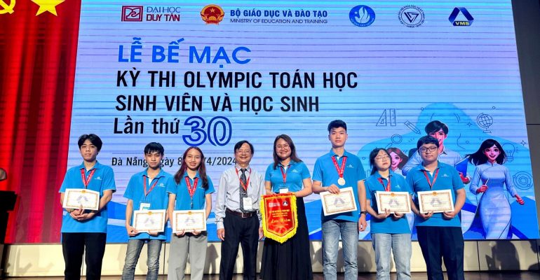 ẢNH đánh phỏm
 tại kì thi Olympic toán học sinh viên toàn quốc 2024